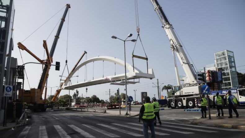 Εντυπωσιακές εικόνες από τη μεταφορά και την τοποθέτηση της αερογέφυρας στην Ποσειδώνος (pic & vid)