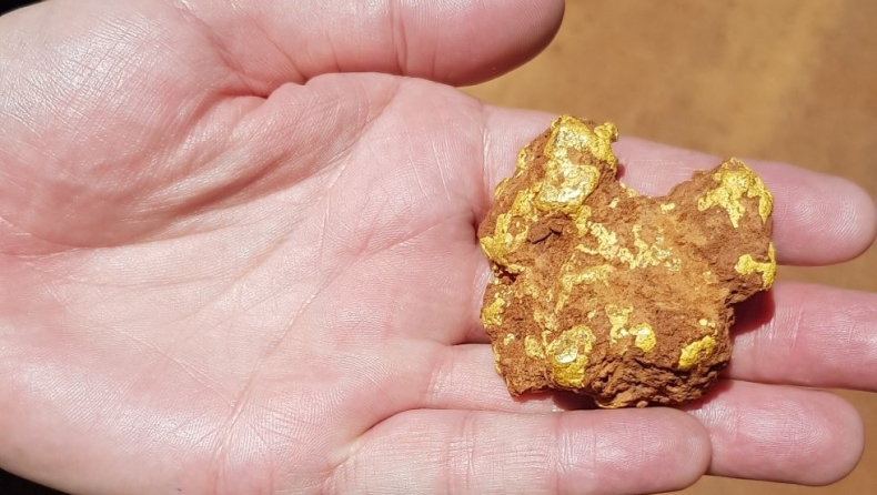 Μία ολόκληρη περιοχή στην Αυστραλία έψαχνε ένα κομμάτι χρυσού που έπεσε από αυτοκίνητο ηλικιωμένου (pics)