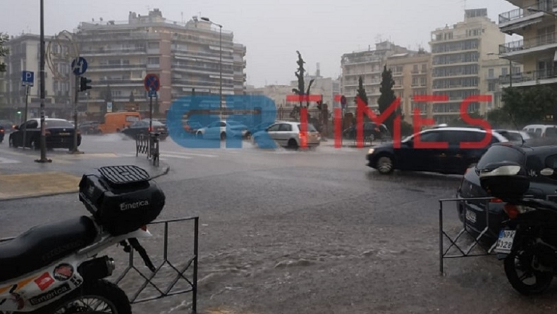 «Πνίγηκε» η Θεσσαλονίκη: Υπερχείλισε ξανά από την καταιγίδα το ρέμα της Τούμπας (vids)