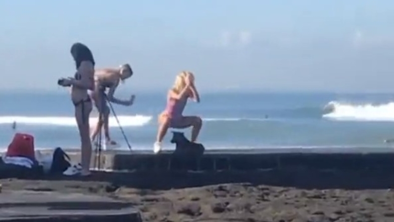 Influencer γύριζε βίντεο στην παραλία ενώ δίπλα γινόταν θρησκευτική τελετή και ξεσήκωσε αντιδράσεις (vid)
