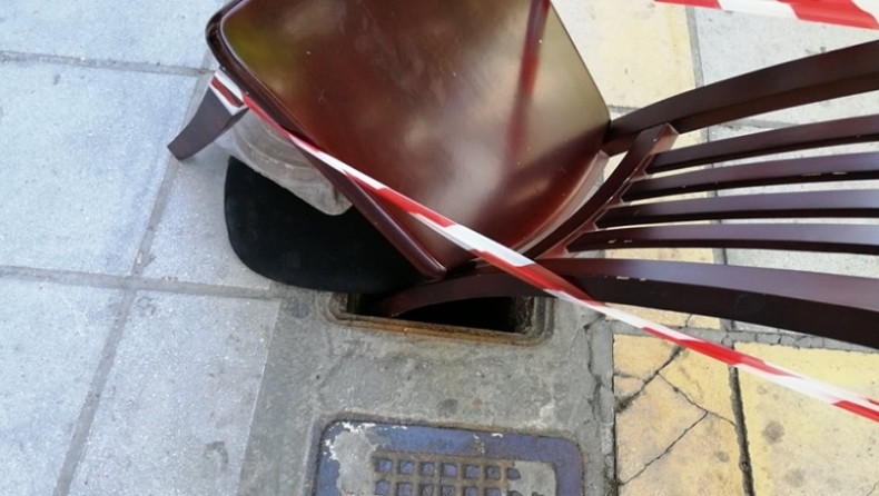 Κρήτη: Έλειπε το καπάκι και τοποθέτησαν καρέκλα σε πεζοδρόμιο στα Χανιά (pics)
