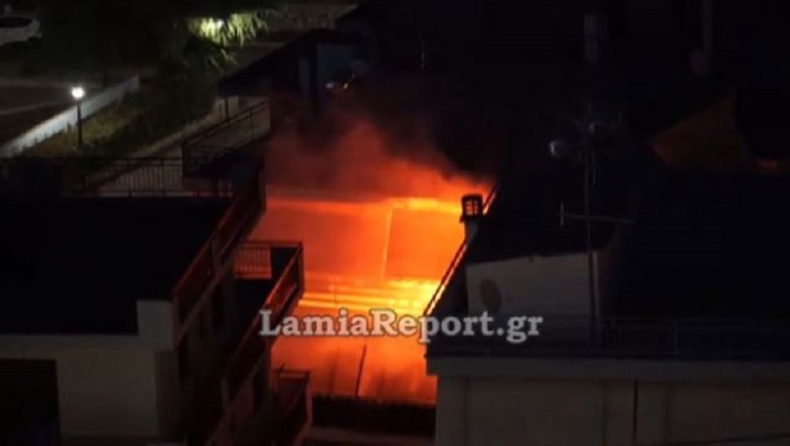 Λαμία: Άναψε καπνογόνο στο μπαλκόνι επειδή νίκησε ο Ολυμπιακός και οι γείτονες κάλεσαν την πυροσβεστική (vid)