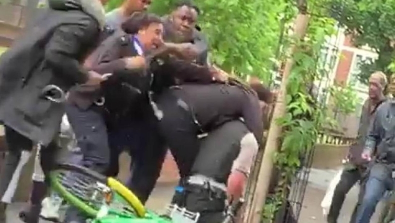 Αστυνομικός πήγε να συλλάβει ύποπτο κι έγινε... χάος: Περαστικοί του ρίχνουν μπουνιές και οι γύρω ποζάρουν για σέλφι (vid)