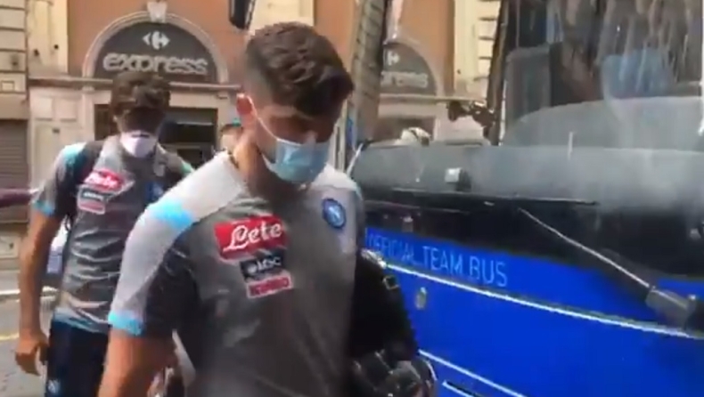 Νάπολι: Έφτασε με μάσκες στη Ρώμη (vid)
