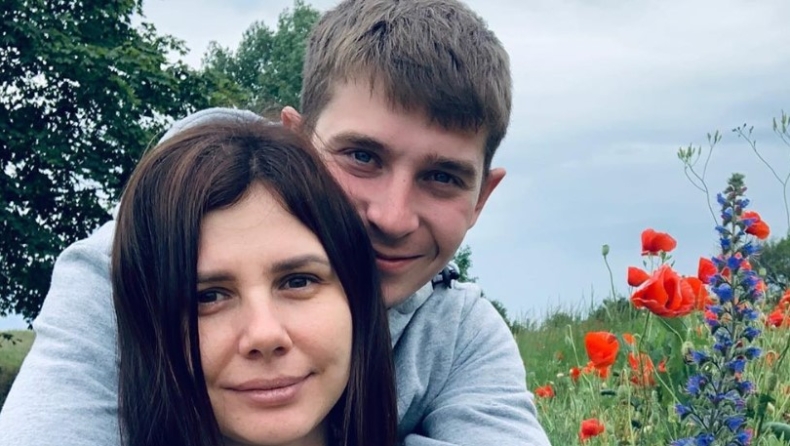 Ρωσίδα influencer ανακοίνωσε πως είναι έγκυος στο παιδί του θετού της γιου (pics & vid)