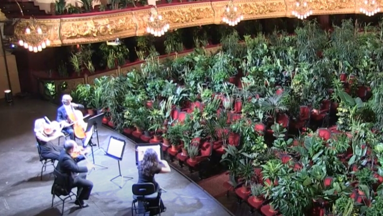Η όπερα της Βαρκελώνης άνοιξε ξανά με συναυλία αποκλειστικά για φυτά (vid)