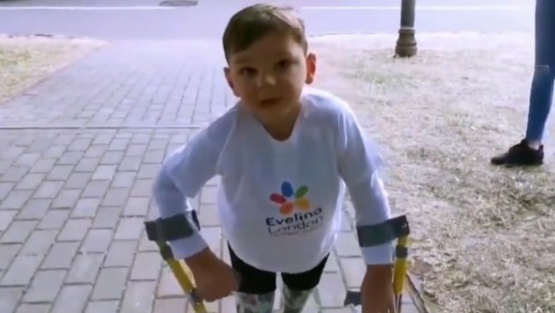 Πεντάχρονος με προσθετικά πόδια περπάτησε 10 χιλιόμετρα και συγκέντρωσε 1.000.000 ευρώ για νοσοκομείο (vid)