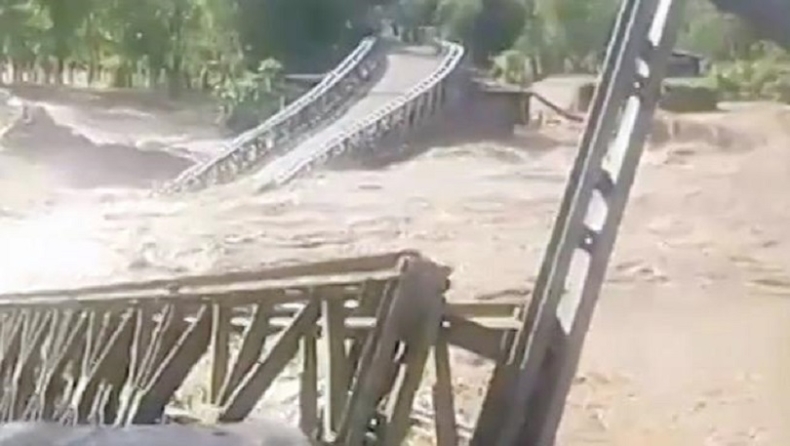 Εικόνες βιβλικής καταστροφής: Υπερχείλισε ποτάμι από τη βροχή και γκρέμισε γέφυρα (vid)