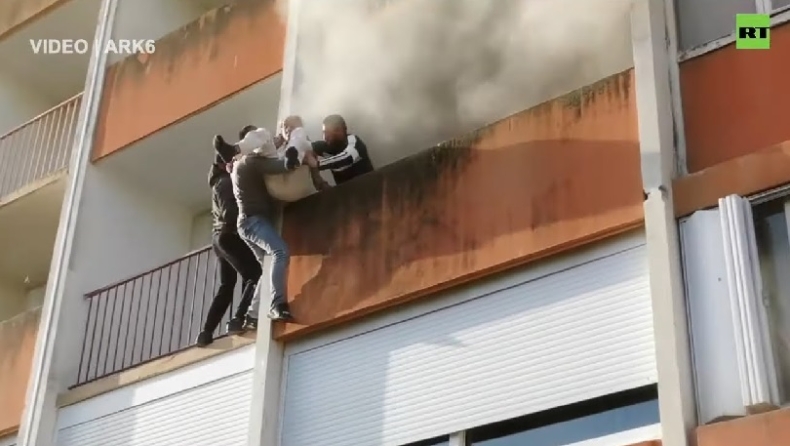 Πιτσιρικάδες σκαρφάλωσαν σε μπαλκόνι για να σώσουν ηλικιωμένο από φλεγόμενο σπίτι (vid)