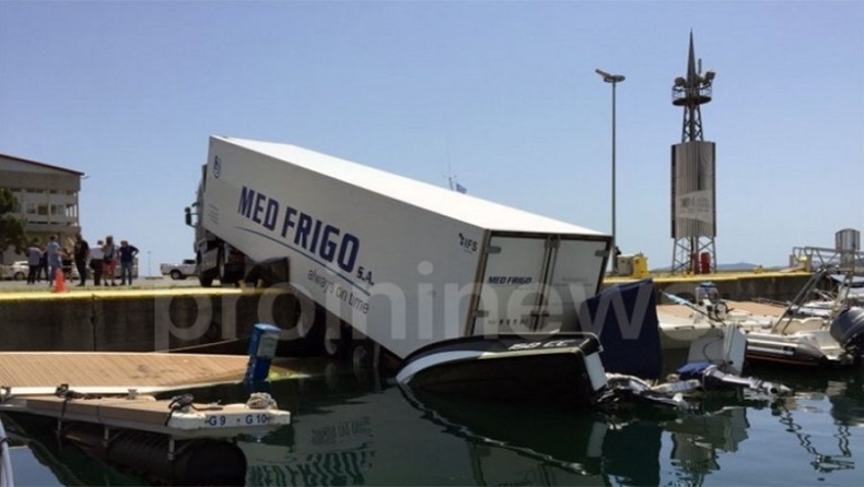 Καβάλα: Λύθηκε το χειρόφρενο φορτηγού και το μισό έπεσε πάνω σε βάρκες στη θάλασσα (vid)