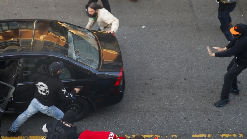 Χαμός στο Σιάτλ: Οδηγός έριξε αυτοκίνητο σε διαδηλωτές και άρχισε να πυροβολεί (vid)