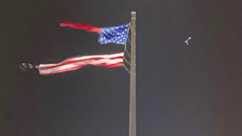 Η μεγαλύτερη σημαία της Αμερικής σκίστηκε στα δυο (pic)