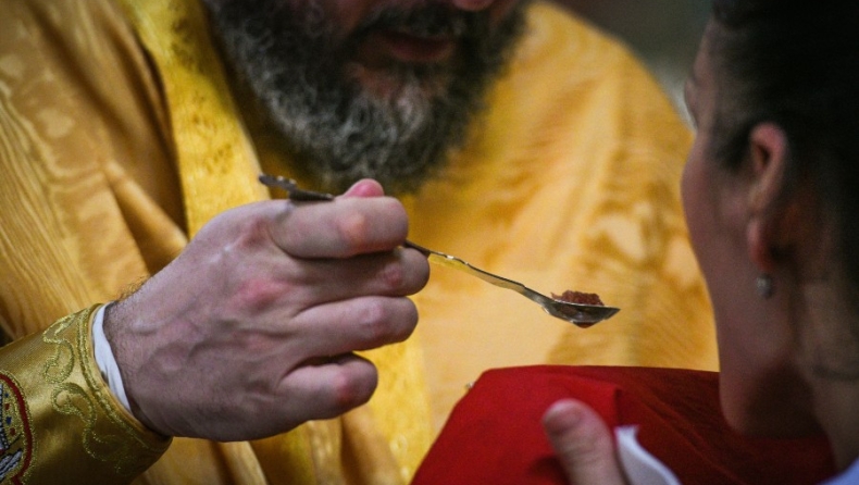 Το Οικουμενικό Πατριαρχείο αποφάσισε να γίνεται η Θεία Κοινωνία με λαβίδες μίας χρήσης
