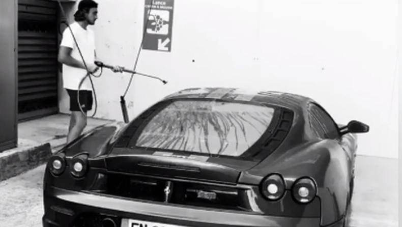 Στέφανος Τσιτσιπάς: Πλύσιμο... πολυτελείας στη νέα Ferrari (vid)