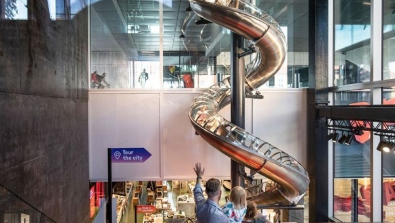 Στο Danish Architecture Center κατεβαίνει με τσουλήθρα 4 οροφους
