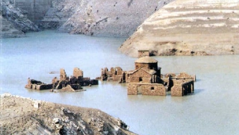 Βυθισμένο χωριό-φάντασμα που εγκαταλείφθηκε το 1947 θα αναδυθεί ξανά μέσα από λίμνη (pics & vid)