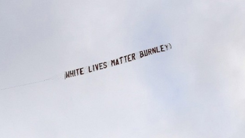 Μάντσεστερ Σίτι – Μπέρνλι: Οργή για αεροπλάνο με ρατσιστικό πανό που πέταξε πάνω από το γήπεδο! (pic & vid)