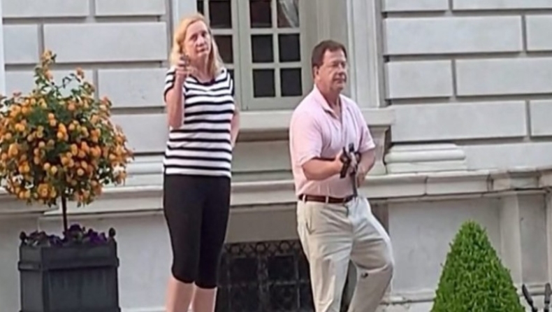 Ζευγάρι σημάδευε με όπλα διαδηλωτές: Το έκανε retweet ο Τραμπ και μετά το διέγραψε (vid)