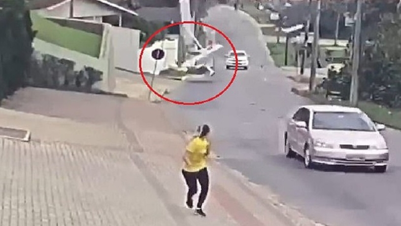 Η συγκλονιστική στιγμή που μικρό αεροπλάνο συντρίβεται σε πολυσύχναστο δρόμο (vid)