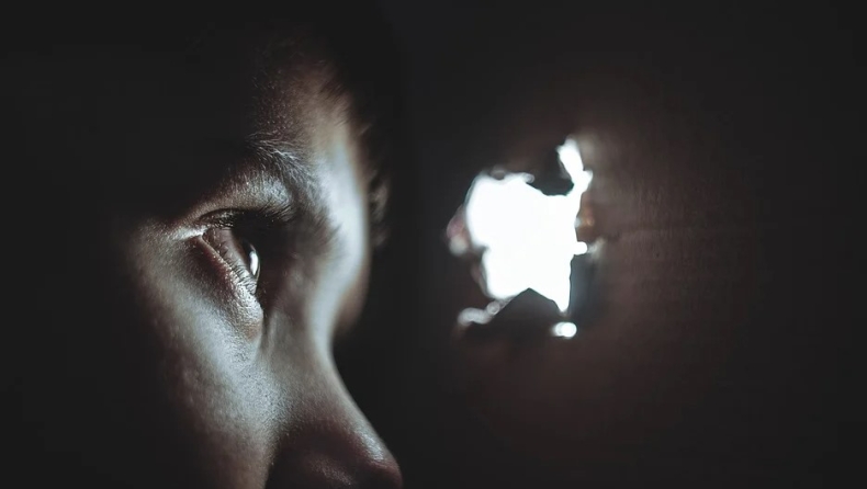 7χρονος στο Αίγιο κοιμόταν έξω από κατάστημα: Φυλακισμένη η μητέρα, αδιάφορος ο πατέρας