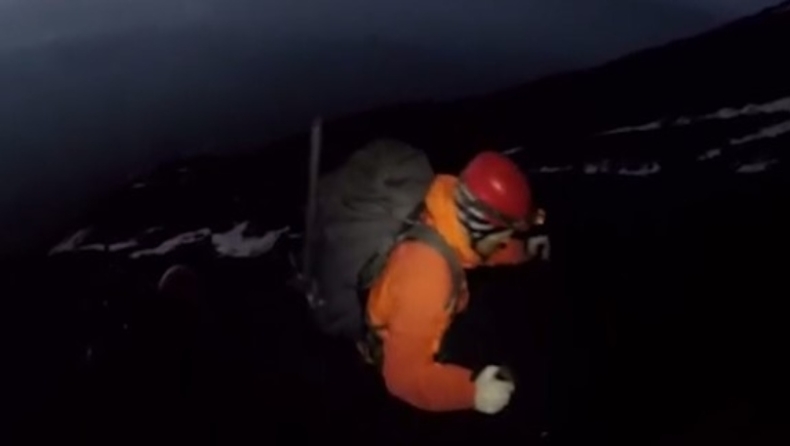 Τουρίστας εγκλωβίστηκε κοντά στον κρατήρα ενεργού ηφαιστείου (vid)