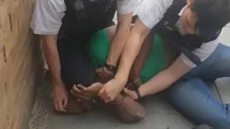 Απίστευτο: Αστυνομικός γονατίζει στον λαιμό μαύρου υπόπτου! (vid)