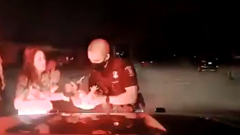 «Ήρωας» αστυνομικός έσωσε μωρό τριών εβδομάδων από πνιγμό (vid)