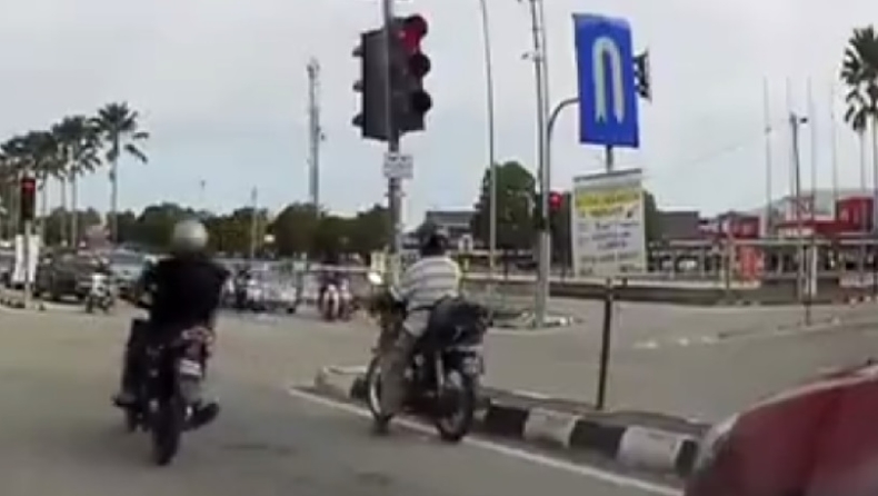 Τύπος παραβιάζει το κόκκινο με το μηχανάκι του και τρακάρει σαν να μην τρέχει τίποτα (vid)