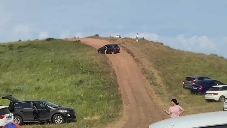Αυτοκίνητο χωρίς οδηγό κύλησε από λόφο και παραλίγο να σκοτώσει τουρίστες! (vid)