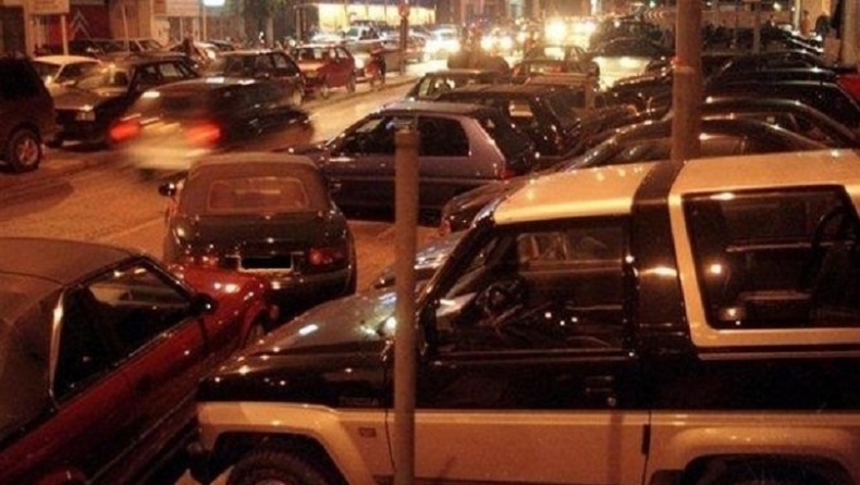 Γλυφάδα: Συνελήφθησαν παρκαδόροι έξω από κέντρα διασκέδασης για παράνομη παροχή στάθμευσης