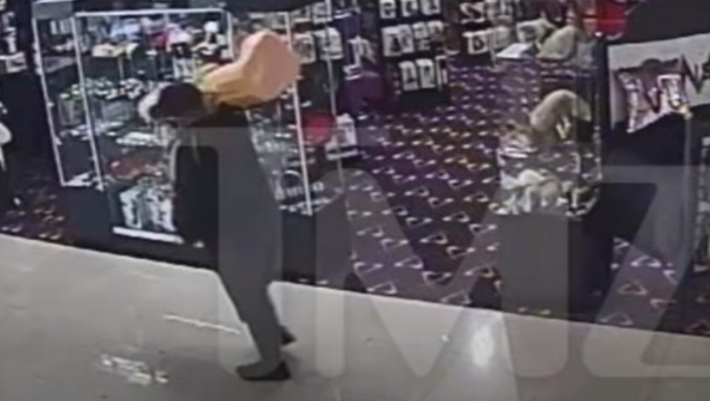 Άνδρας έκλεψε δονητή 18 κιλών από sex shop και έφυγε ανενόχλητος (vid)