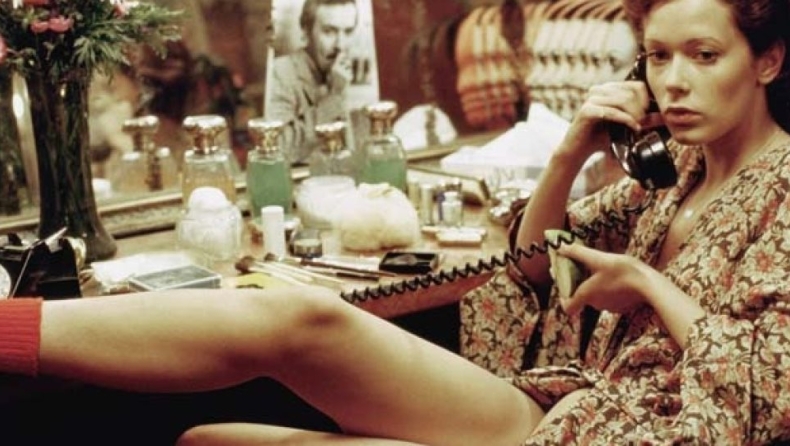 H θρυλική Εμμανουέλα γίνεται σειρά και επιστρέφει στις οθόνες (vids)