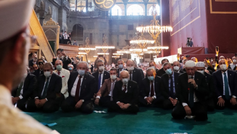 Εικόνες βεβήλωσης στην Αγιά Σοφιά μετά τη μετατροπή της σε τζαμί (vid)