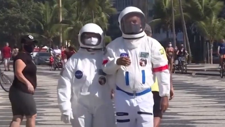 Ζευγάρι έκανε βόλτα φορώντας στολές αστροναυτών για να προστατευθούν από τον κορονοϊό (vid)