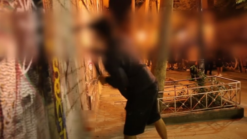 Αντιεξουσιαστές άνοιξαν βαριοπούλες τσιμεντοποιημενη είσοδο κατάληψης (vid)