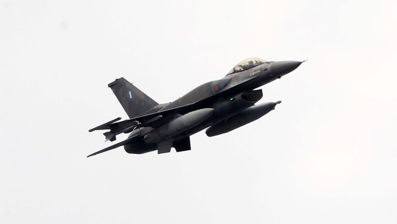 F16 έσπασαν το φράγμα του ήχου με τις αερομαχίες τους στο Καστελόριζο: «Τρόμαξαν οι γριες» (vid)