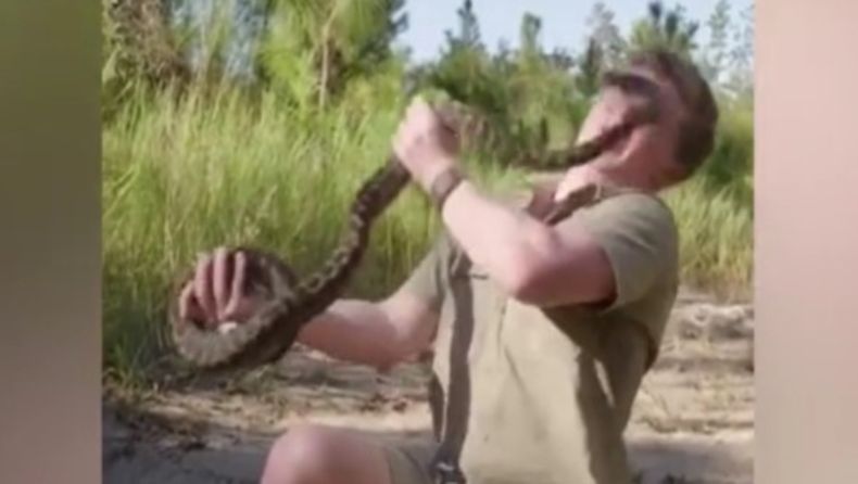 Η στιγμή που φίδι δαγκώνει έναν 16χρονο στο πρόσωπο (vid)
