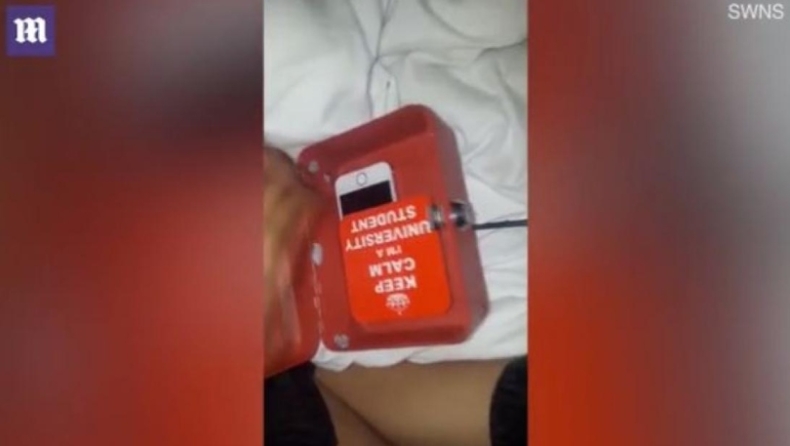 Φοιτήτρια ανακάλυψε ότι τη βιντεοσκοπούσε ο συγκάτοικός της που είχε κρύψει το κινητό του μέσα στο μπάνιο τους (vid)