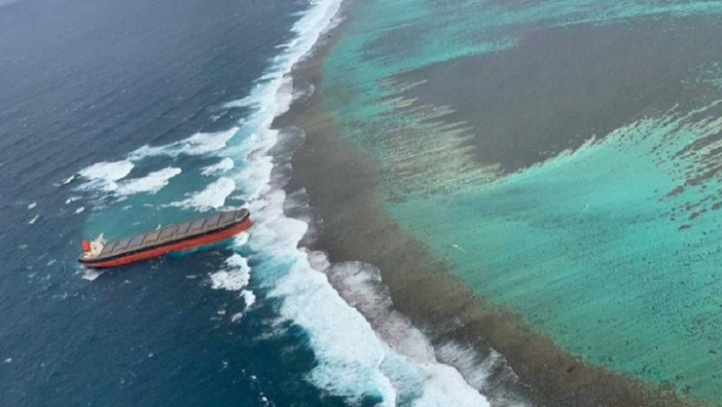 Εντυπωσιακές εικόνες από την προσάραξη φορτηγού πλοίου 300 μέτρων σε ύφαλο στον Ινδικό Ωκεανό (pic & vid)