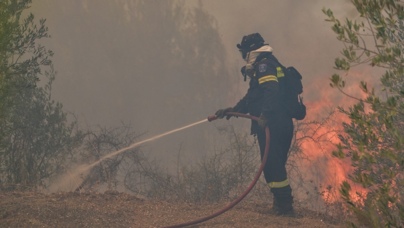 «Βελτιώνεται η εικόνα στις φωτιές», λέει ο εκπρόσωπος της πυροσβεστικής