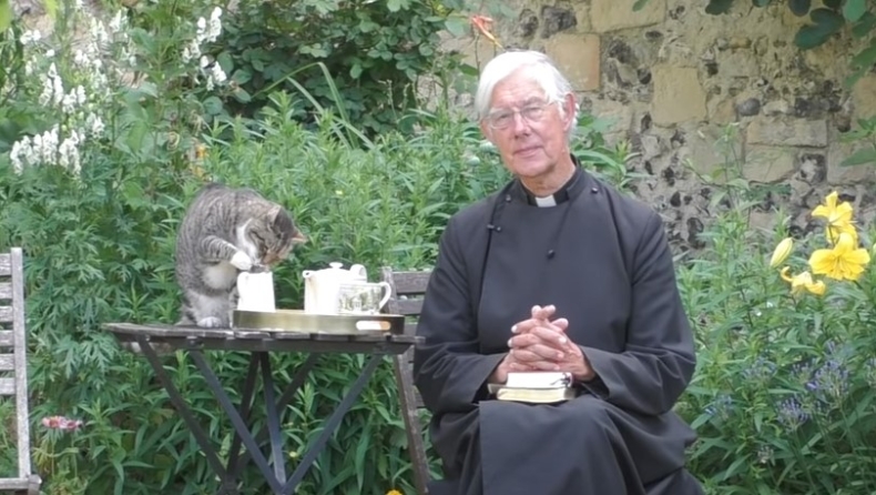 Γάτα έπινε το γάλα ιερέα σε live μετάδοση προσευχής και έγινε viral (vid)