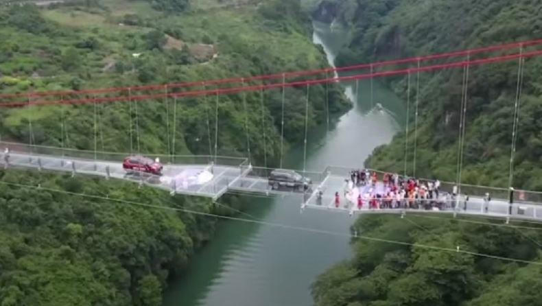 Η μεγαλύτερη γυάλινη γέφυρα στον κόσμο άνοιξε για το κοινό και οι εικόνες κόβουν την ανάσα (vid)
