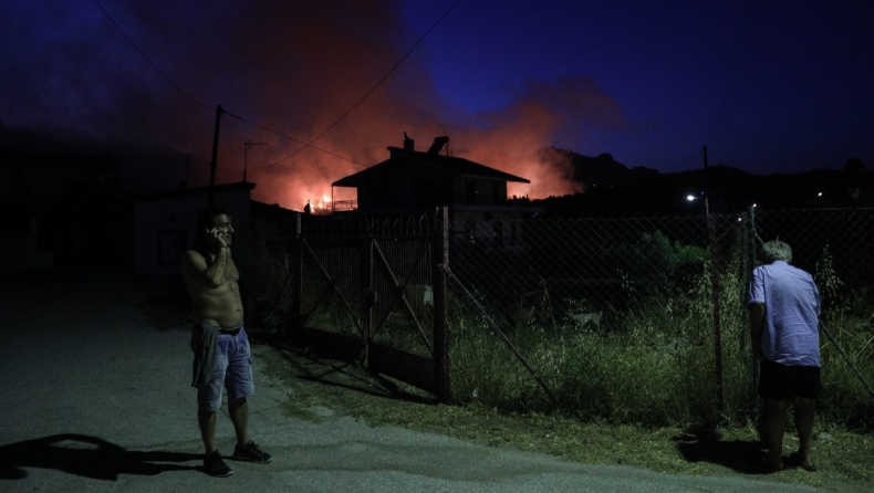 Ολονύχτια μάχη με την πυρκαγιά στις Κεχριές Κορινθίας
