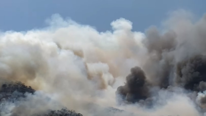 Φωτιά στην Κόρινθο: Kινείται προς Αθίκια, δόθηκε εντολή εκκένωσης του χωριού (pics & vid)