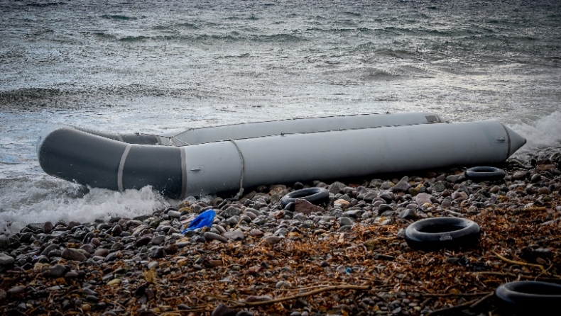Σοκαριστική φωτογραφία της La Republicca με πτώμα μετανάστη στη θάλασσα εδώ και δύο εβδομάδες (pic)