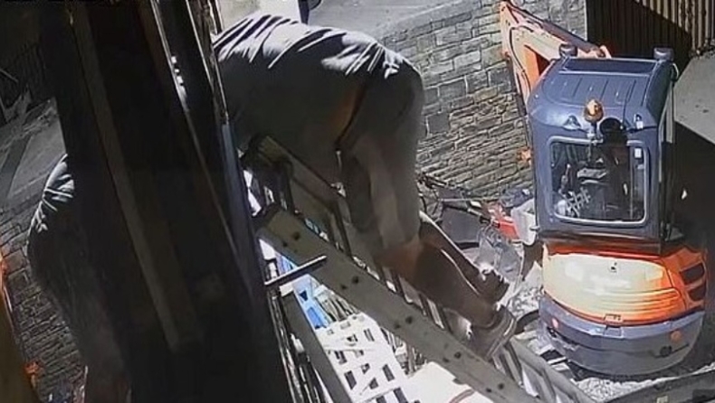 Μεθυσμένος «διέρρηξε» το σπίτι του ανεβαίνοντας σκάλα 6 μέτρων (vid)