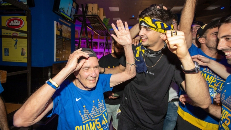 Μακάμπι: O 80χρονος Μιζράχι πανηγύρισε με τη ψυχή του το 54ο πρωτάθλημα! (vid)