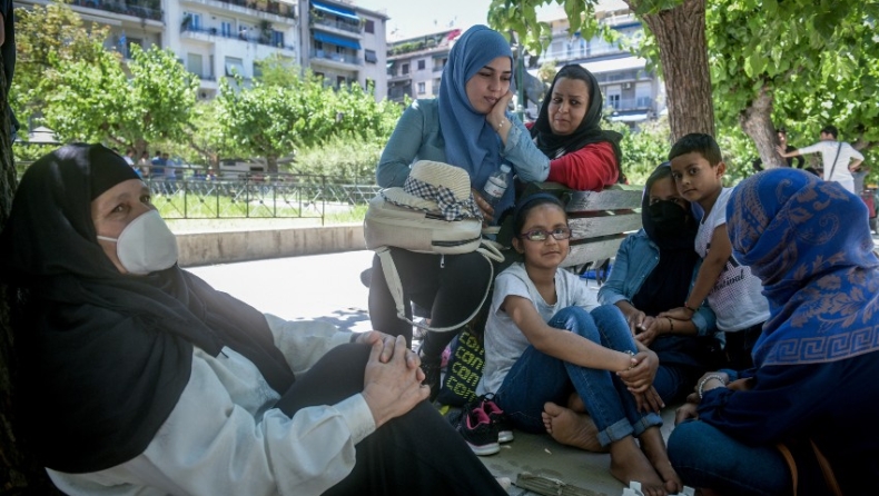 Ο Δήμος Αθηναίων ξήλωσε τα παγκάκια στην Πλ. Βικτωρίας για να μην κάθονται πρόσφυγες