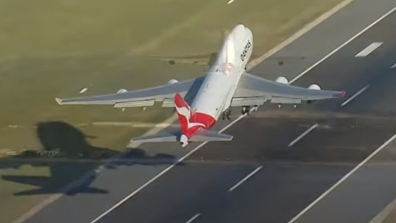 To Boeing 747 της Qantas που αποσύρεται σχημάτισε ένα καγκουρό στον αέρα (vid)