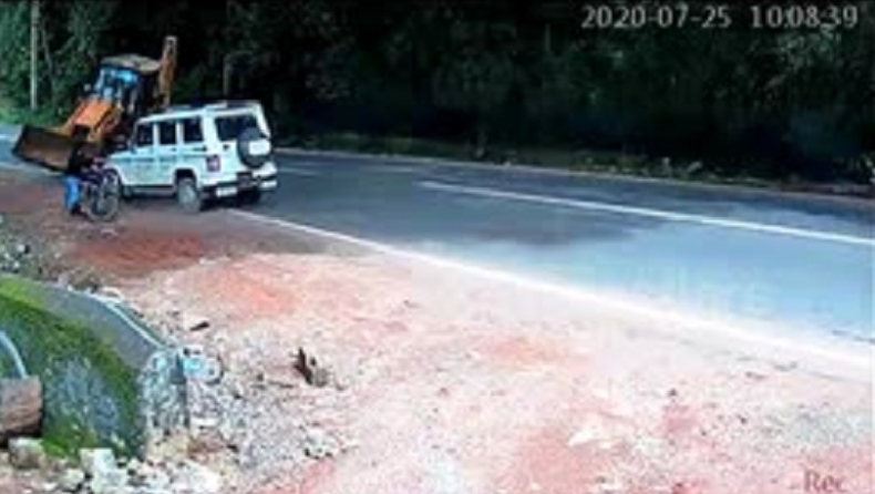 SUV πέφτει πάνω σε μπουλντόζα ένα δευτερόλεπτο πριν παρασύρει άνδρα σε μηχανάκι (vid)